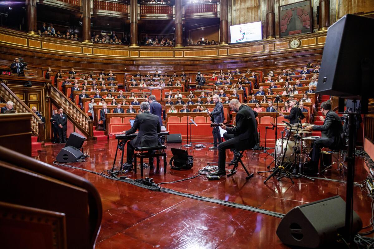 cantante nel senato della repubblica italiana in occasione del settantacinquesimo anniversario del senato