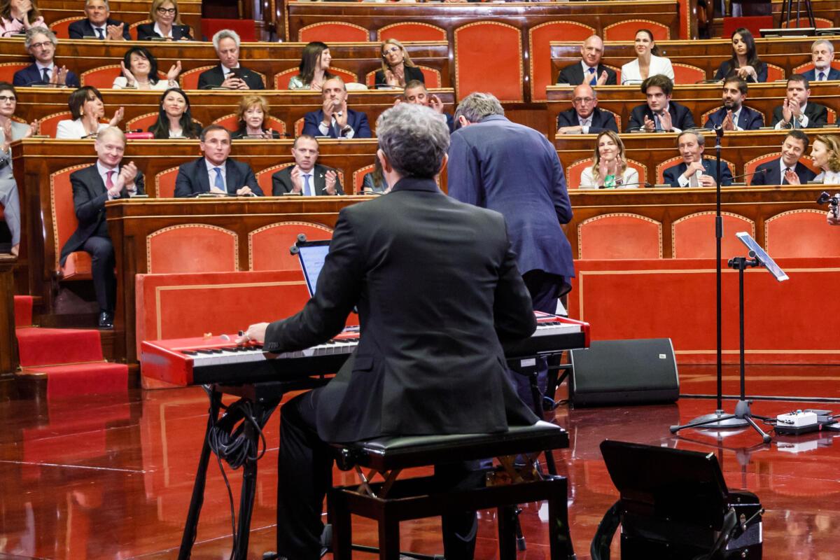 cantante nel senato della repubblica italiana in occasione del settantacinquesimo anniversario del senato