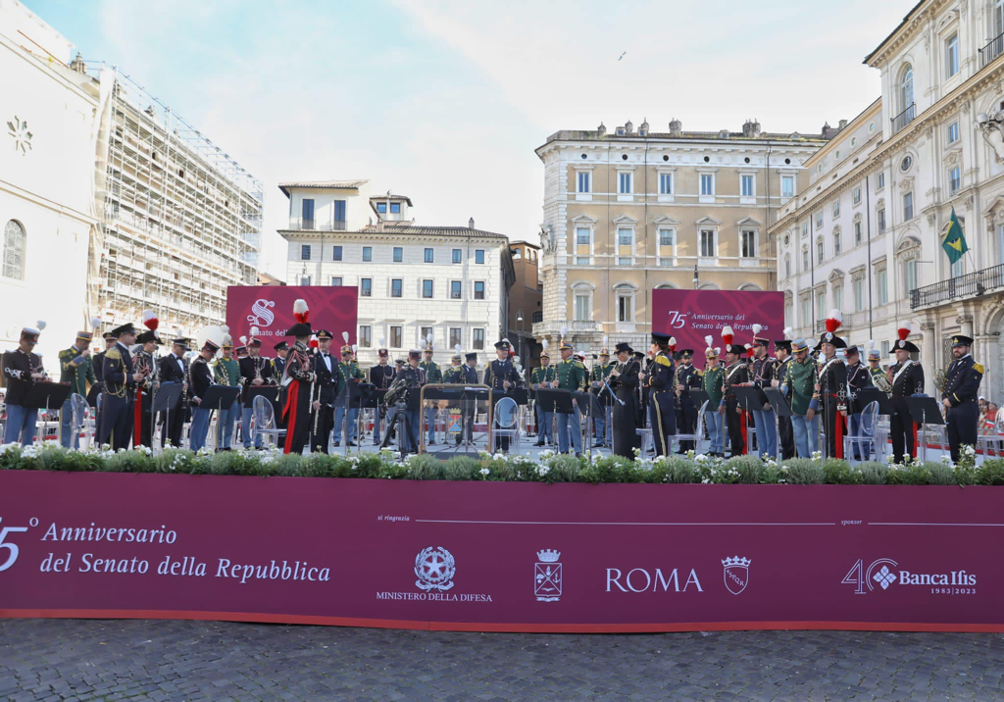 banda militare sul palco che suona in occasione del settantacinquesimo anniversario del senato della repubblica italiana